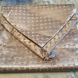 Table runner with tassels